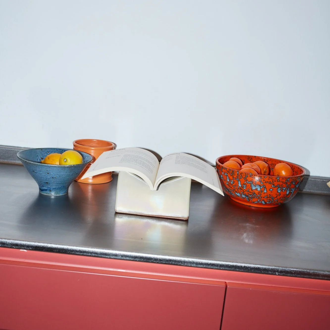 Apartamento Ceramic Book Stand - Image 3