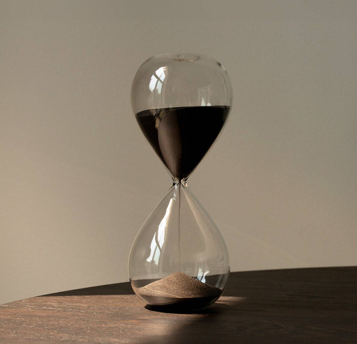 Desktop Hourglass: Jet Black - Image 2