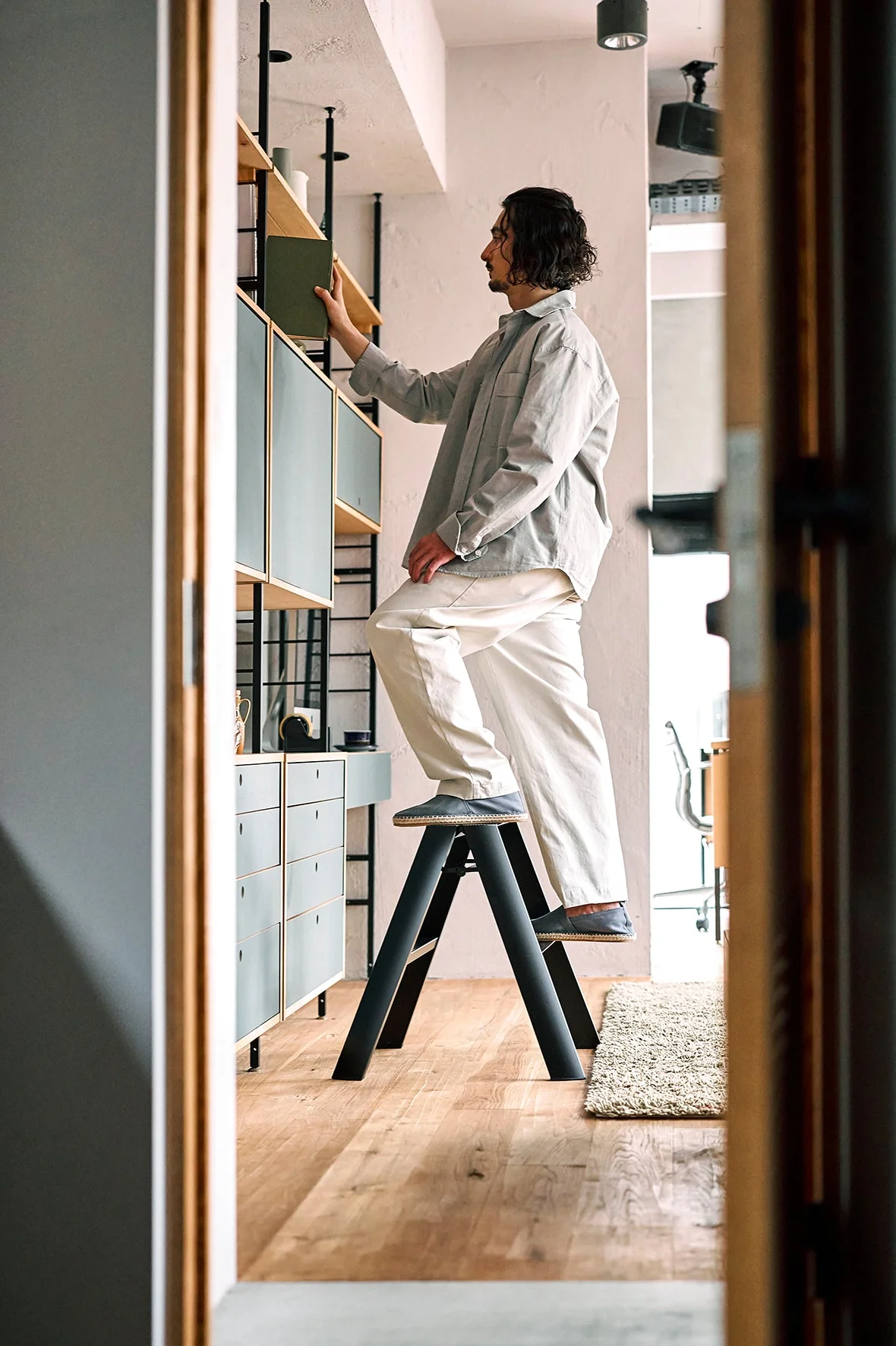 Hasegawa Lucano Step Ladder: 2-step, Black - Image 3