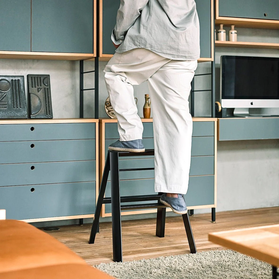 Hasegawa Lucano Step Ladder: 2-step, Black - Image 4